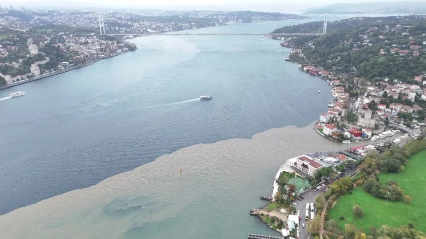 İstanbul Boğazı’nda çamurla oluşan iki renkli görüntü dikkat çekti İstanbul Boğazı’nda çamurla oluşan iki renkli görüntü dikkat çekti