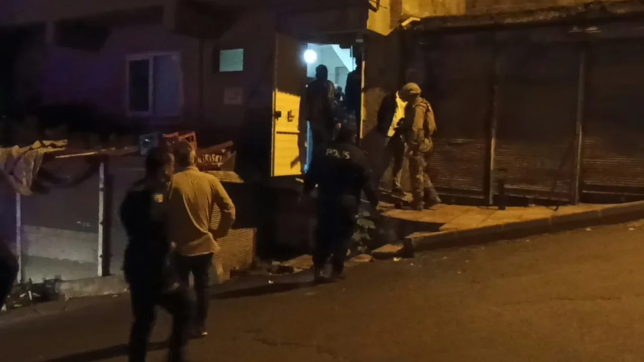 Annesini bıçakla rehin aldı özel harekat devreye girdi!