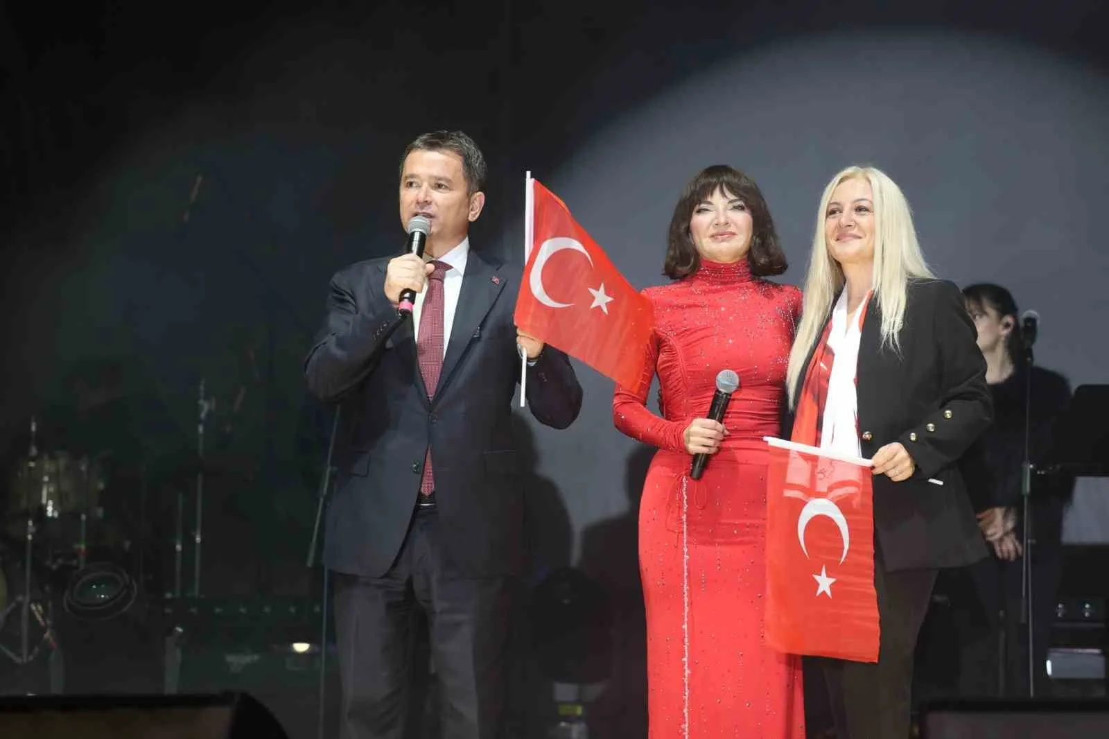 Osmangazi’de Cumhuriyet coşkusu Göksel’in şarkılarıyla taçlandı