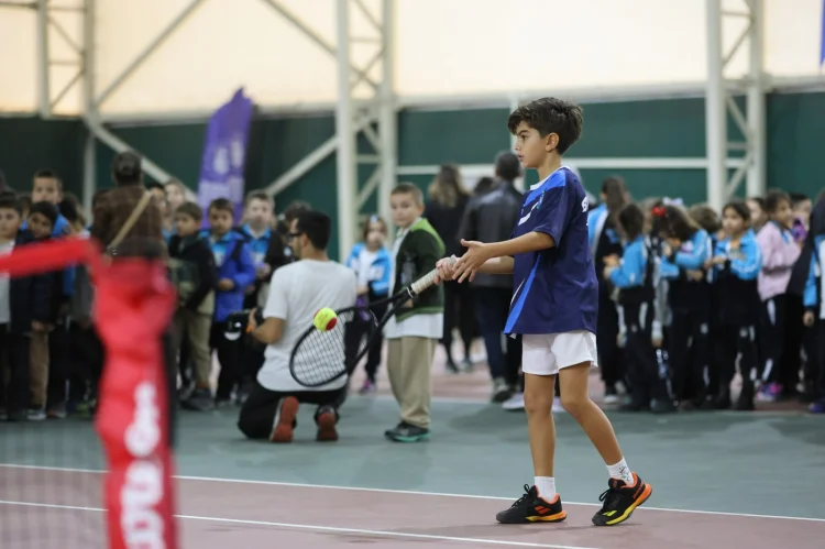 Bursa'da yüzlerce öğrenciye ücretsiz tenis eğitimi fırsatı